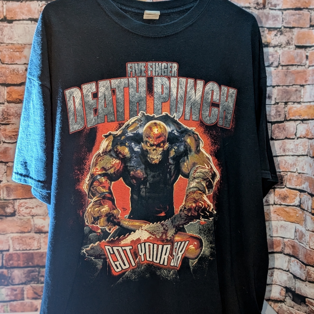 Gildan Black and Red Short Sleeve Tee with Classic Design